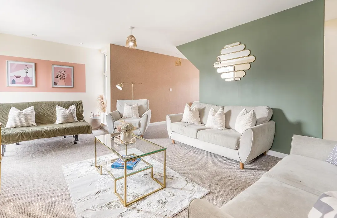 Contractor Stay Near Etihad Stadium & Co-Op Live With Free Parking-1